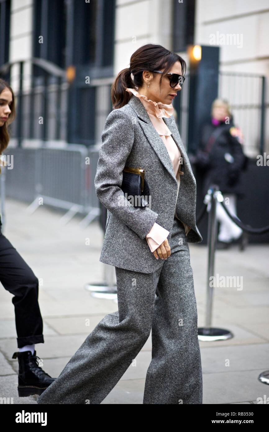 Londra, Regno Unito. 06 gen 2019. Victoria Beckham arriva in tweed grigio tuta e occhiali oscurata per Kent & Curwen AW19 Collezione: Londra 6 Gen 2019 Credit: sherion mullings/Alamy Live News Foto Stock