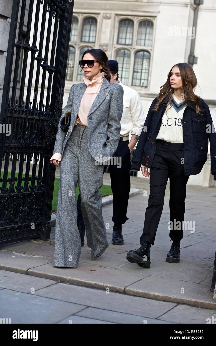 Londra, Regno Unito. 06 gen 2019. Victoria Beckham arriva in tweed grigio tuta e occhiali oscurata per Kent & Curwen AW19 Collezione: Londra 6 Gen 2019 Credit: sherion mullings/Alamy Live News Foto Stock