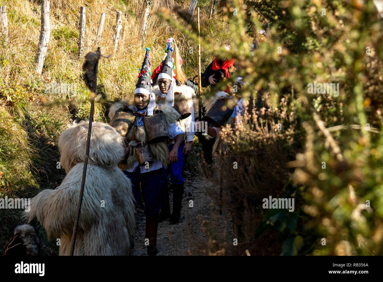 Cantabria, Spagna. 06 gen 2019. Ballerini Zarramaco visto durante la celebrazione.La Vijanera è una fiesta del carattere di festa che si svolge nella città di SiliÃ³ (Molledo), Cantabria (Spagna) la prima domenica di ogni anno. Grazie alla sua popolarità e di tradizione che è stata dichiarata Festa di Interesse Turistico Nazionale. Credito: ZUMA Press, Inc./Alamy Live News Foto Stock