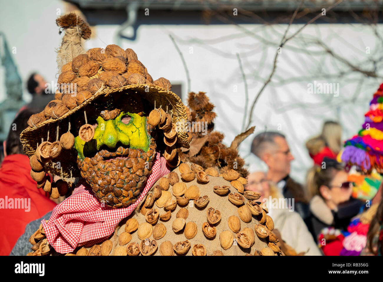 Cantabria, Spagna. 06 gen 2019. Un Trapajon visto durante le celebrazioni.La Vijanera è una fiesta del carattere di festa che si svolge nella città di SiliÃ³ (Molledo), Cantabria (Spagna) la prima domenica di ogni anno. Grazie alla sua popolarità e di tradizione che è stata dichiarata Festa di Interesse Turistico Nazionale. Credito: ZUMA Press, Inc./Alamy Live News Foto Stock