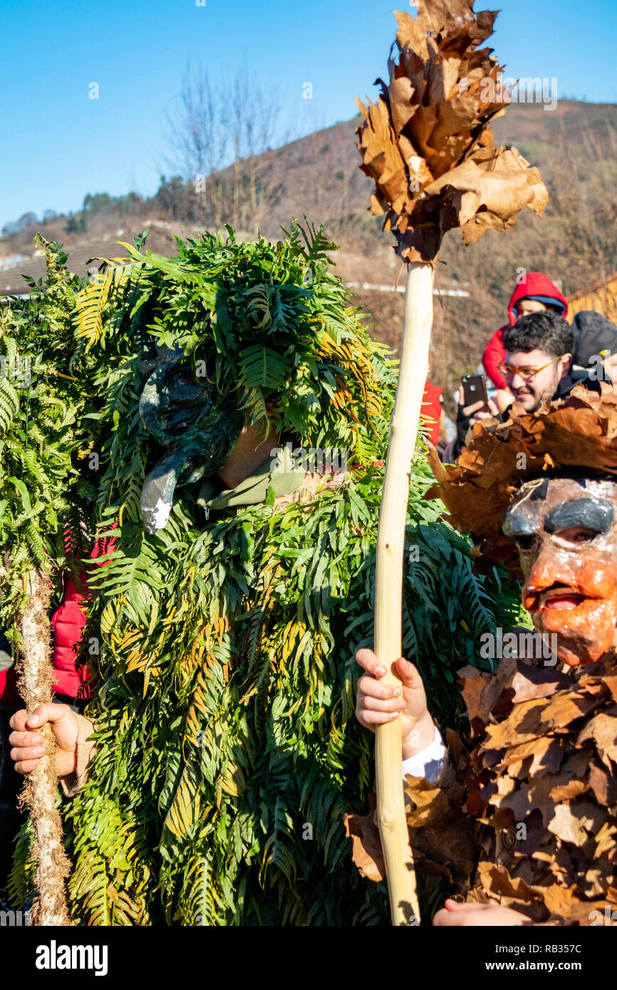 Cantabria, Spagna. 06 gen 2019. Masquerade visto durante le celebrazioni.La Vijanera è una fiesta del carattere di festa che si svolge nella città di SiliÃ³ (Molledo), Cantabria (Spagna) la prima domenica di ogni anno. Grazie alla sua popolarità e di tradizione che è stata dichiarata Festa di Interesse Turistico Nazionale. Credito: ZUMA Press, Inc./Alamy Live News Foto Stock