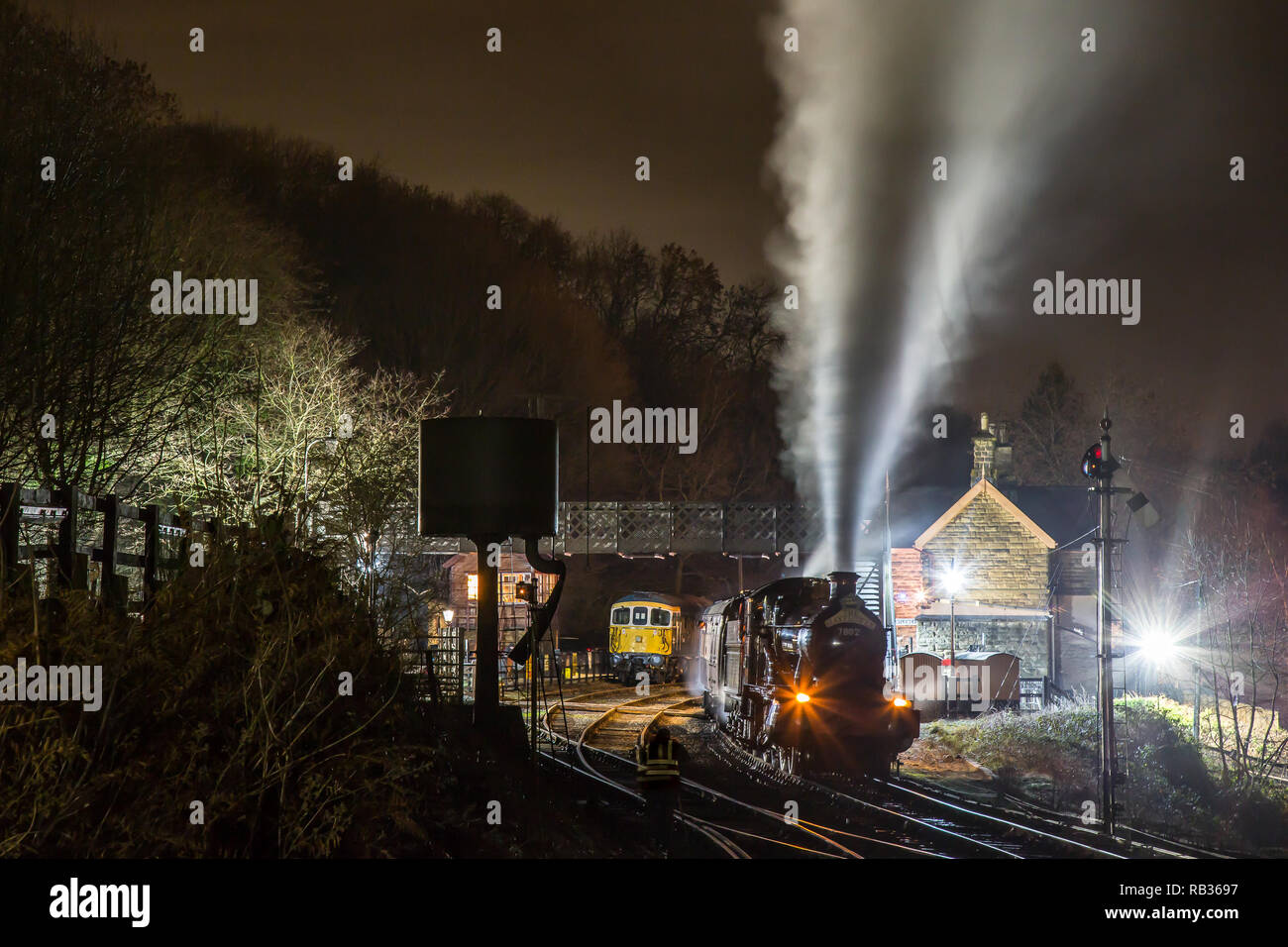 Highley, Regno Unito. 6 gennaio 2019. Oggi è l'ultimo giorno per i viaggiatori di godere a cavallo sulla Severn Valley Railway, in quanto chiude per un periodo di 6 settimane. La manutenzione essenziale viene effettuata in questo periodo dell'anno, con la ripresa dei normali servizi sabato 16 febbraio. L'ultima locomotiva a vapore, Bradley Manor n° 7802, da Bridgnorth a Kidderminster, può essere vista qui facendo la sua fermata finale alla stazione di Highley. Credit: Lee Hudson/Alamy Live News Foto Stock