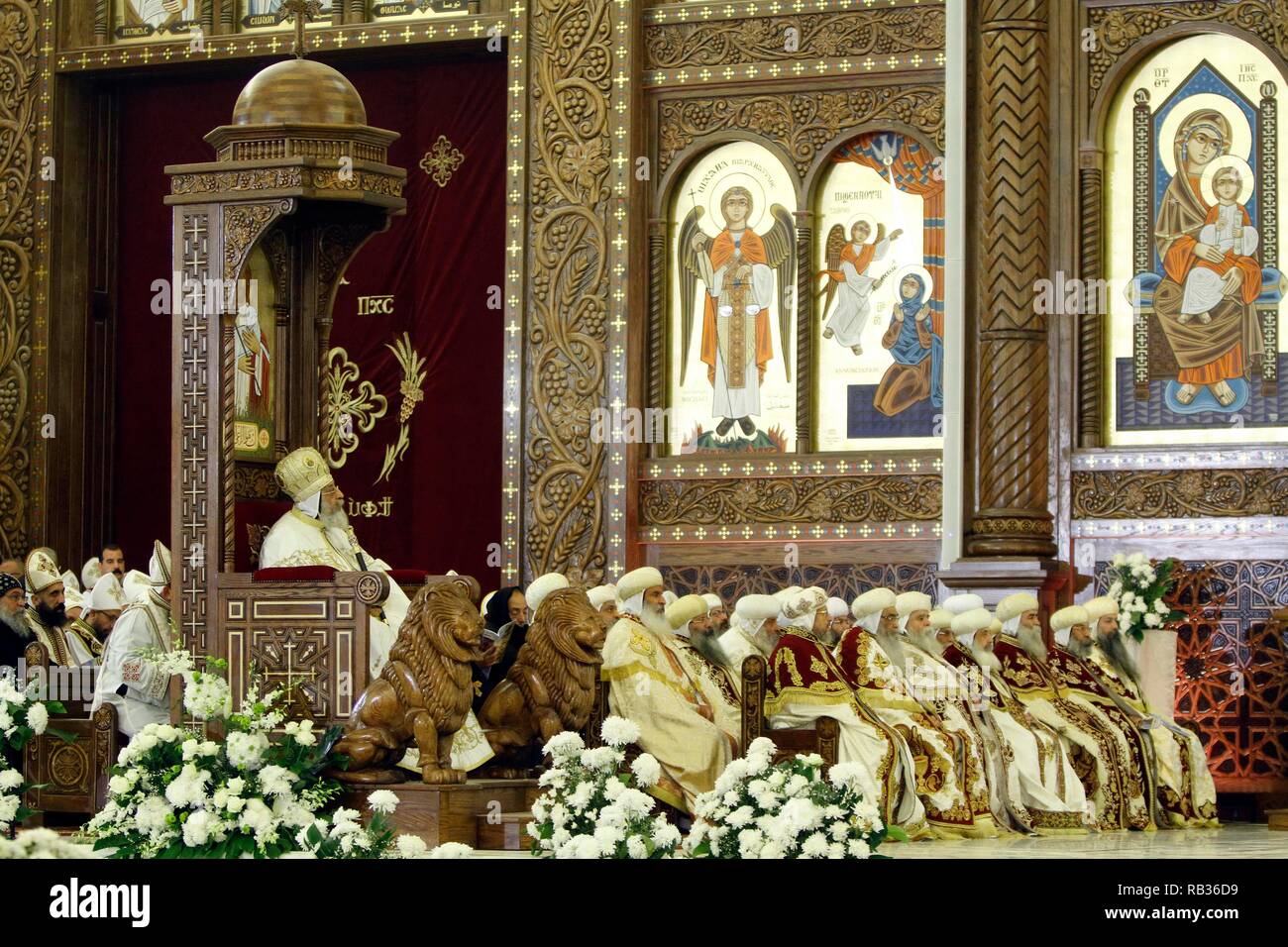 Il Cairo, Egitto. 06 gen 2019. Papa Tawadros II di Alessandria e Patriarca della Sede di San Marco, frequenta la Chiesa Copta Ortodossa della vigilia di Natale la Santa Messa presso la cattedrale della Natività di Cristo nella nuova capitale amministrativa. Credito: Ahmed Abdelfattah/dpa/Alamy Live News Foto Stock
