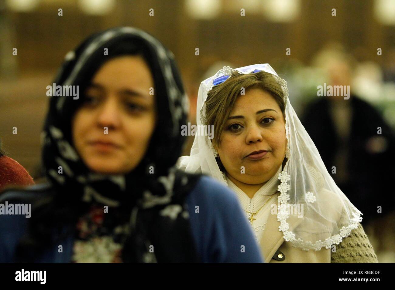 Il Cairo, Egitto. 06 gen 2019. I cristiani in Egitto frequentare la Chiesa Copta Ortodossa della vigilia di Natale led di massa da Papa Tawadros II di Alessandria e Patriarca della Sede di San Marco presso la cattedrale della Natività di Cristo nella nuova capitale amministrativa. Credito: Ahmed Abdelfattah/dpa/Alamy Live News Foto Stock