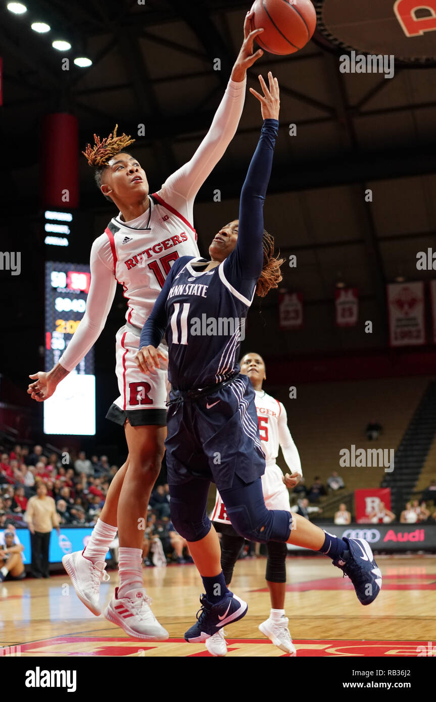 Piscataway, New Jersey, USA. Il 6 gennaio, 2019. Rutgers Scarlet Knights avanti CAITLIN JENKINS (15) blocchi un colpo da Penn State Lady Lions TENIYA guardia pagina (11) in un gioco al Rutgers Athletic Center. Credito: Joel Plummer/ZUMA filo/Alamy Live News Foto Stock