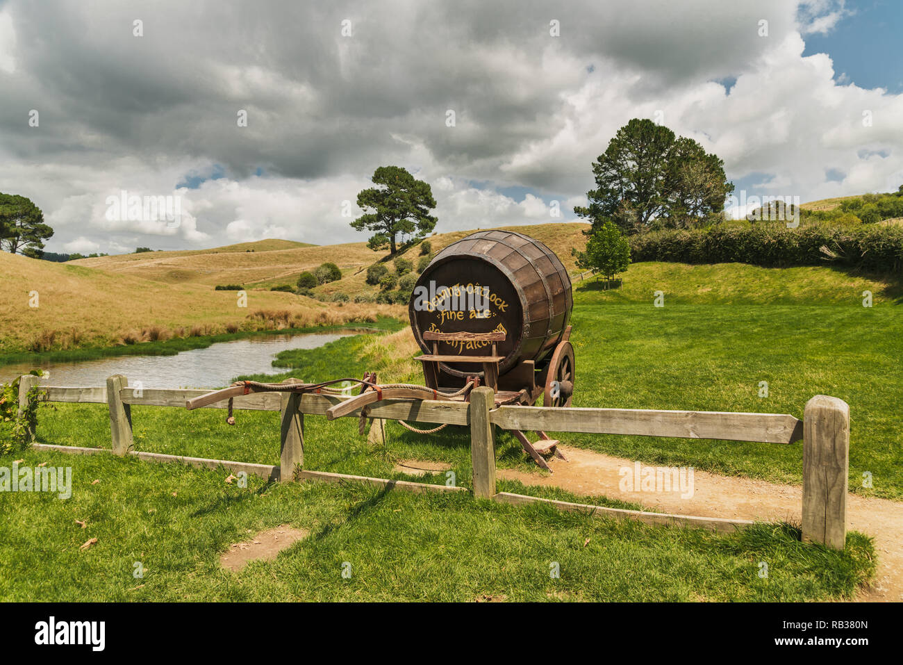 Scenario vista di Hobbiton Village, Barile di legno in Hobbiton Movie sedile, Matamata, Nuova Zelanda, 01/21/2018 Foto Stock