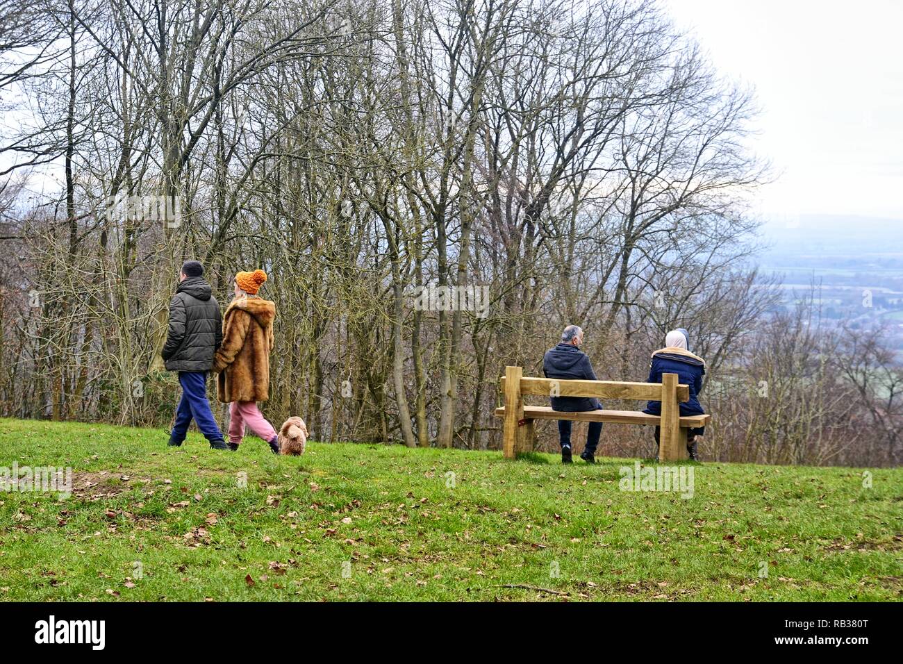 La gente camminare e godere di una vista a Wendover boschi, Wendover, Buckinghamshire, UK Foto Stock