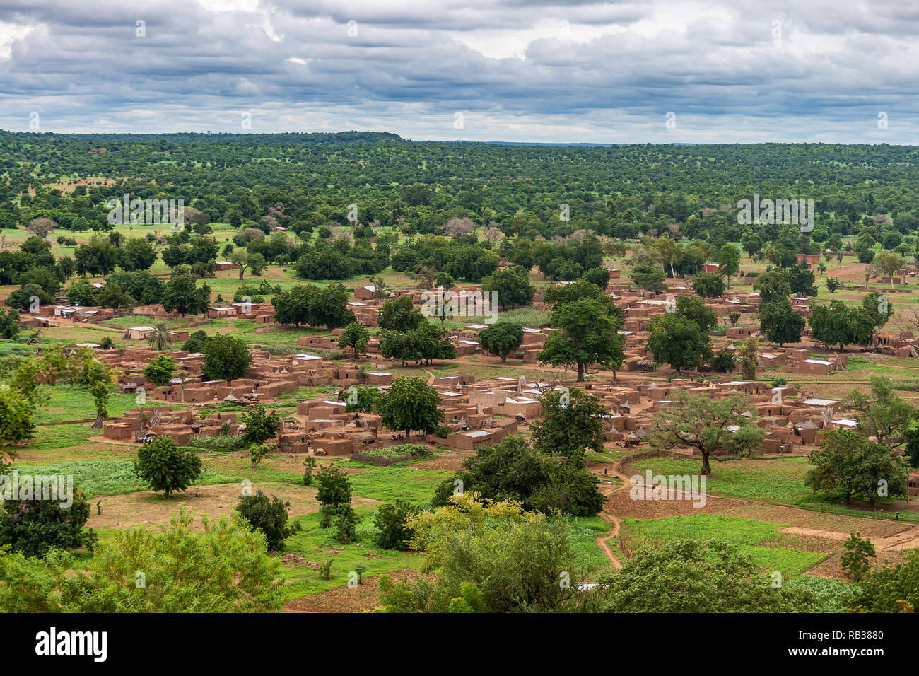 Vista sulla Nabou, gurunsi un villaggio nel sud-ovest del Burkina Faso durante la stagione delle piogge (luglio-settembre), Africa occidentale. Foto Stock