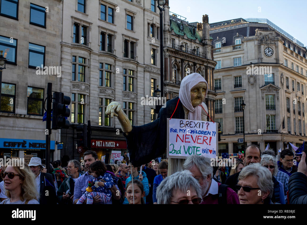 Una folla di persone in possesso di un manichino spaventoso che gli attacchi Brexit durante il voto popolare manifestazione contro Brexi che è accaduto a Londra Foto Stock
