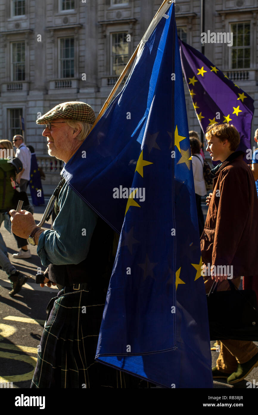 Un maturo uomo bianco tenendo una bandiera UE sul suo modo di piazza del Parlamento durante il voto popolare manifestazione a Londra. Foto Stock