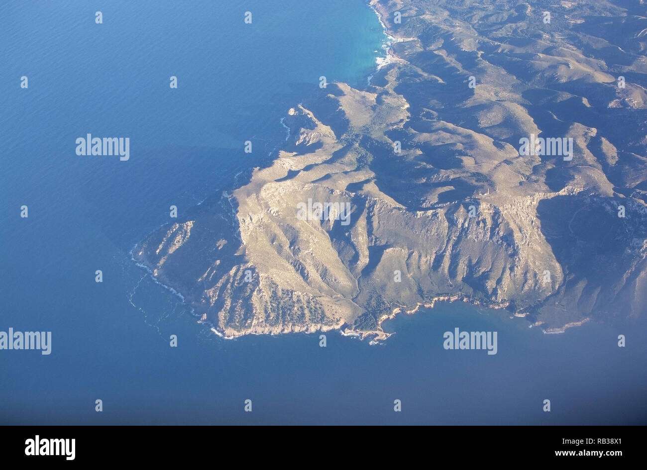 Il paesaggio costiero vista aerea su un bel pomeriggio di sole in est Mallorca, Spagna Foto Stock