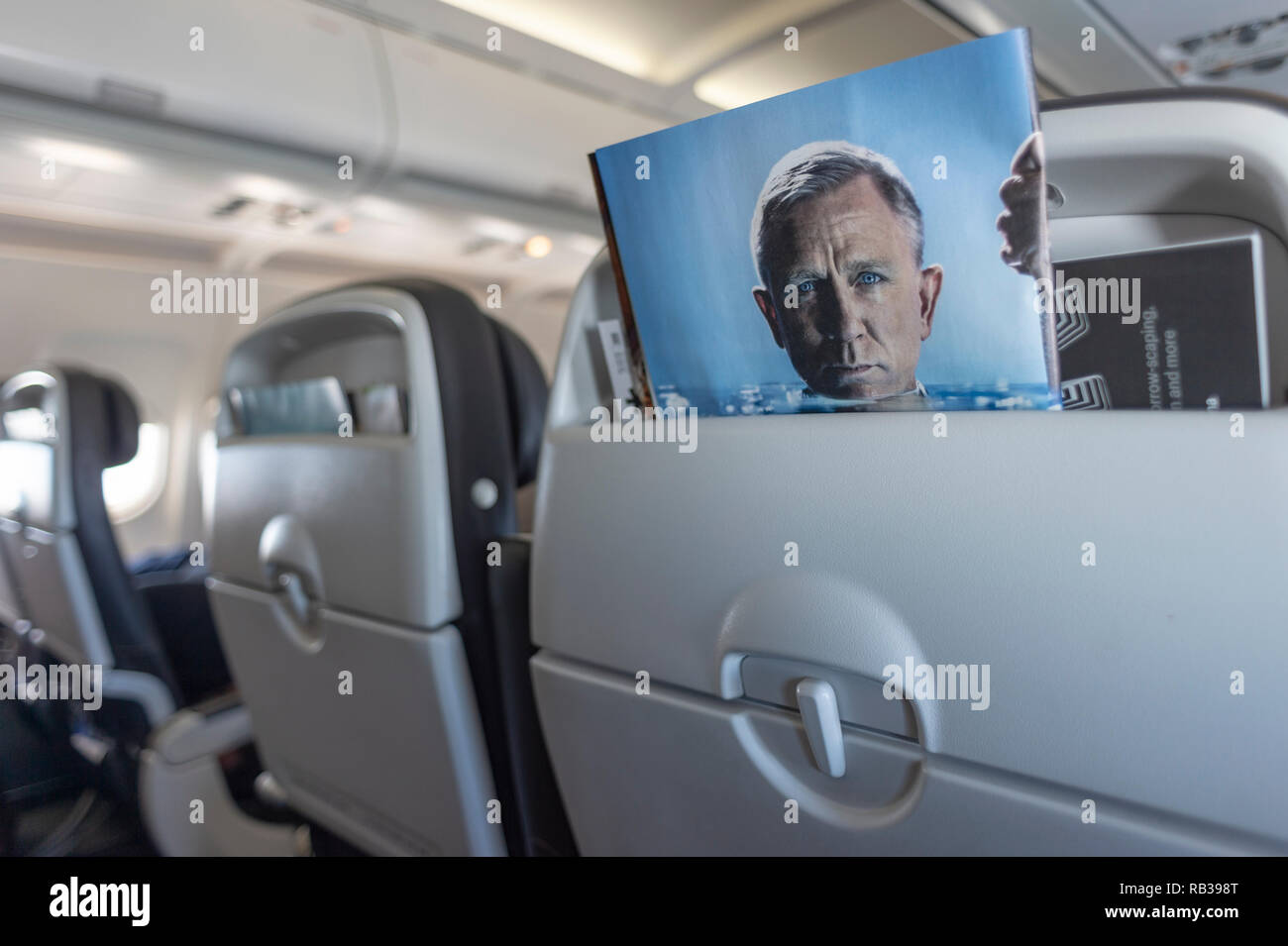 Sedile di aereo torna con la rivista immagine di Daniel Craig Foto Stock