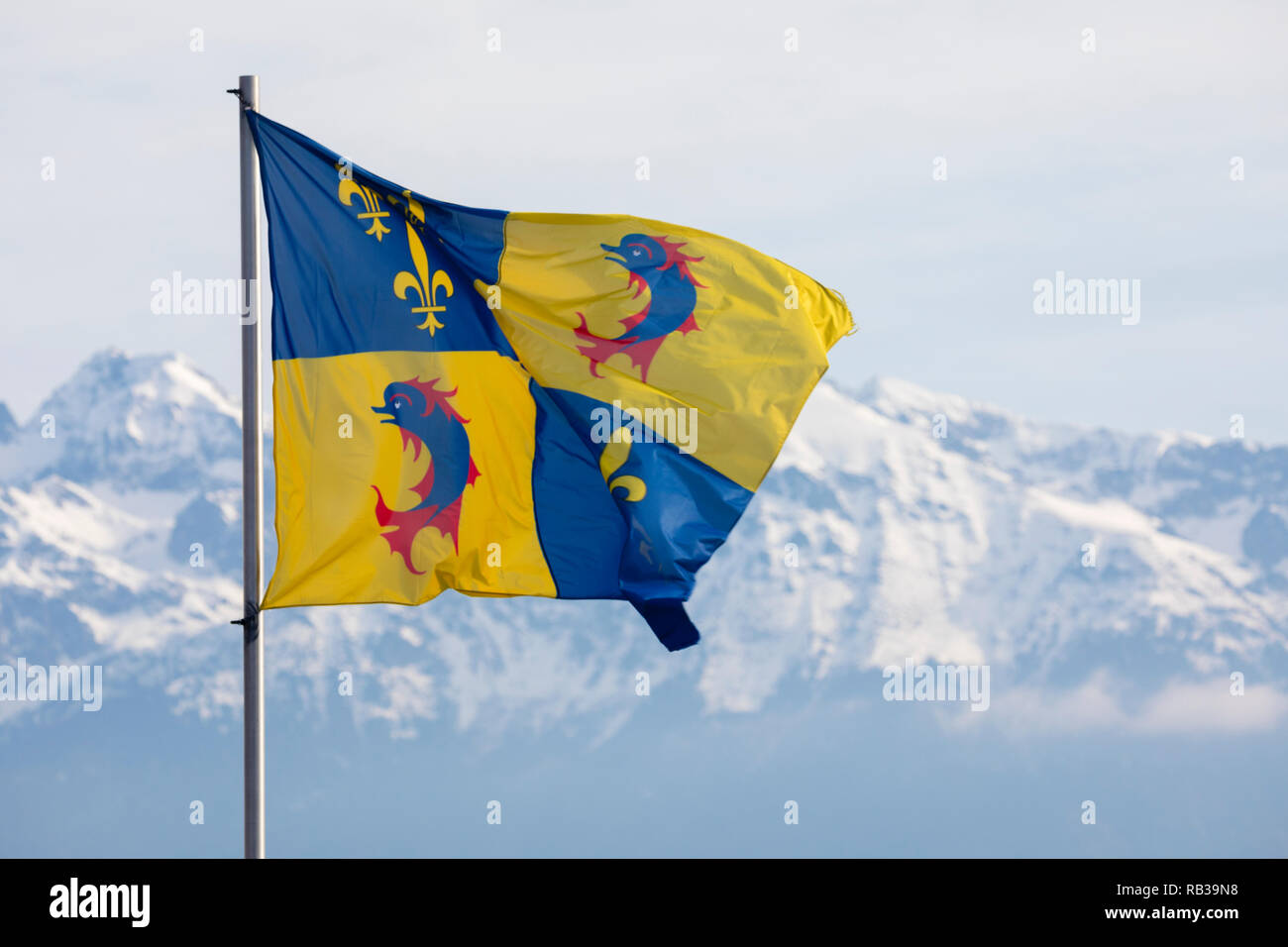 Grenoble, Francia, Gennaio 2019 : Il Dauphine bandiera con le montagne coperte di neve Foto Stock