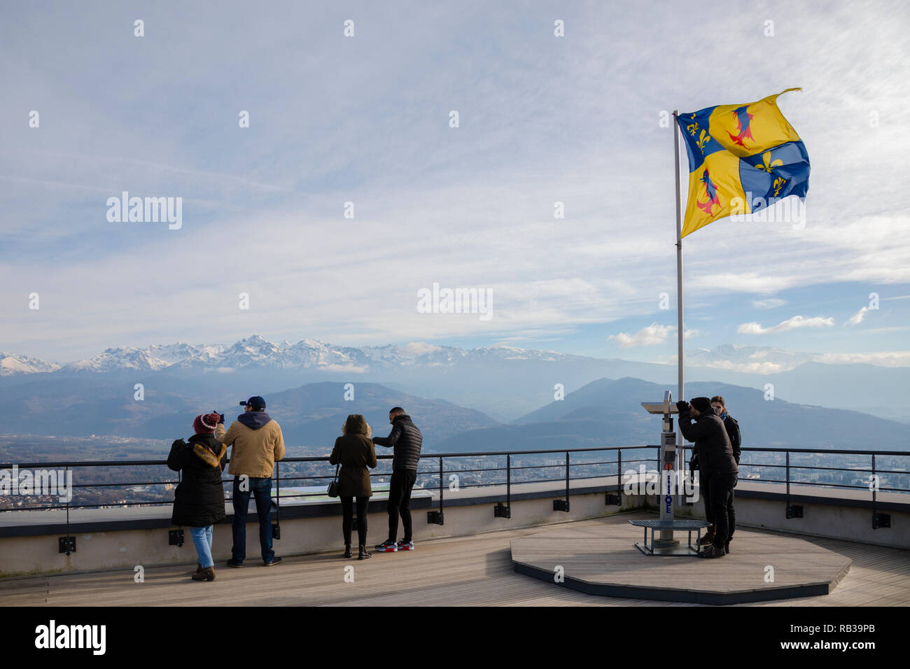 Grenoble, Francia, Gennaio 2019 : Turisti godendo la vista dalla Bastiglia Foto Stock