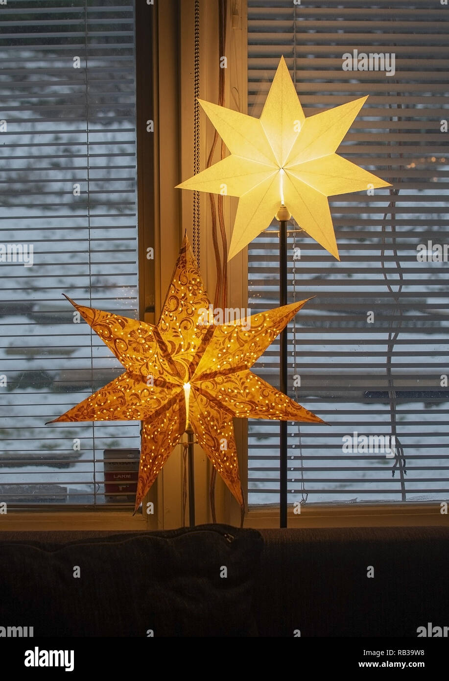 Avvento star decorazioni di Natale in vetro con neve fuori nel pomeriggio a Stoccolma, Svezia. Foto Stock