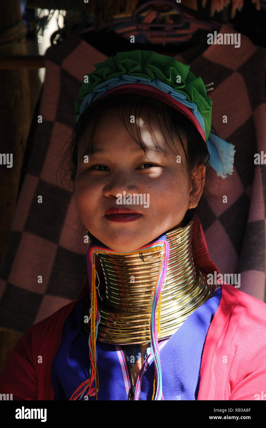 Giovane donna Kayan Lahwi con anelli di ottone distintivi, provincia di Chiang mai, Thailandia Foto Stock
