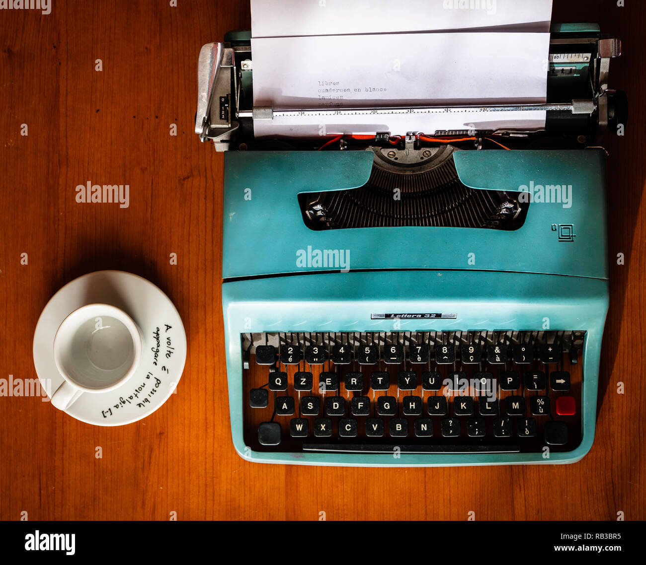 Tazza di caffè con una macchina da scrivere Foto Stock