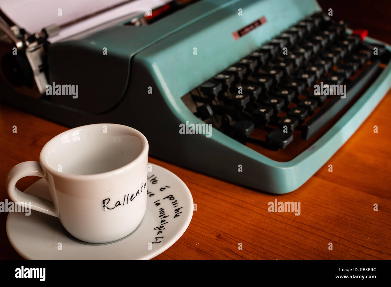 Tazza di caffè con una macchina da scrivere Foto Stock