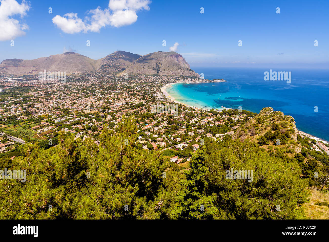 Vista aerea della città balneare di Mondello a Palermo, Sicilia. Spiaggia di sabbia bianca e mare cristallino. Panorama dalla cima del Monte Pellegrino. Foto Stock