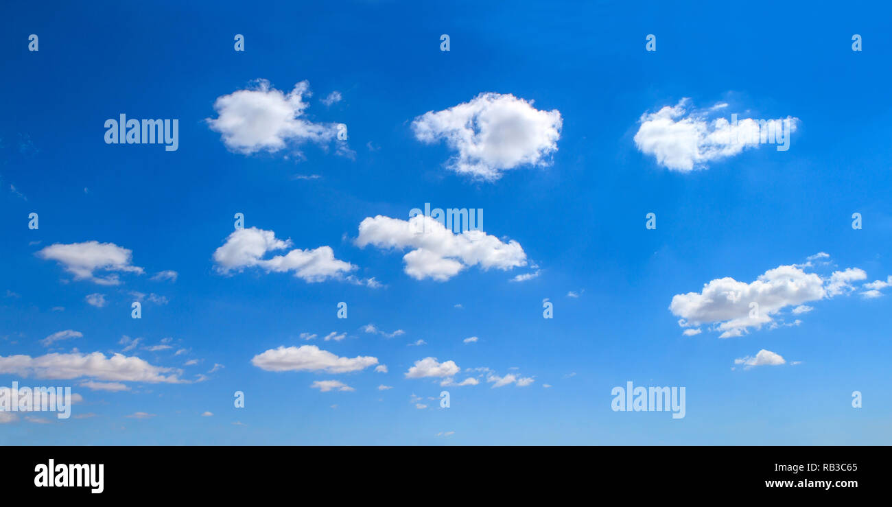 Vista panoramica del cielo blu, luminoso giorno nuvoloso. Foto Stock