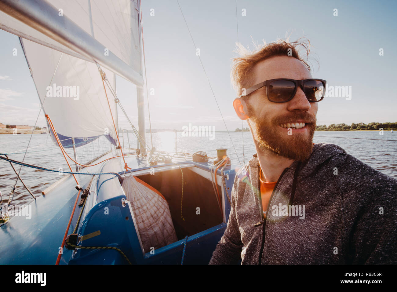 Il capitano della barca indossando occhiali da sole in una gara su un fiume  o mare al tramonto Foto stock - Alamy