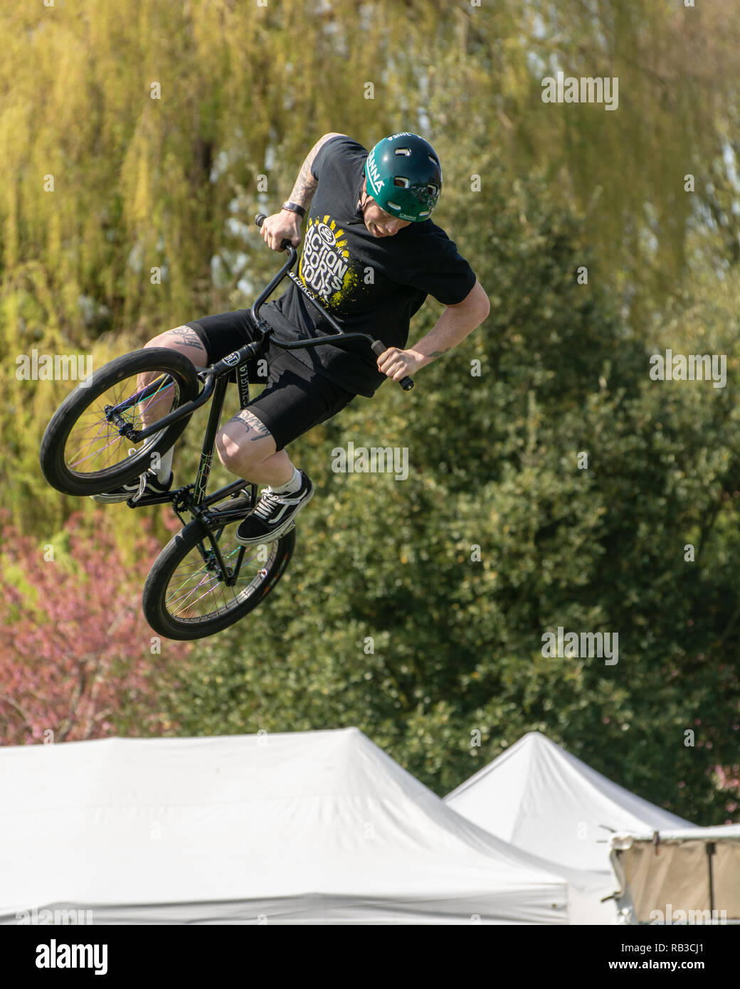 BMX rider esegue acrobazie al country fair, ottiene un sacco di aria Foto Stock