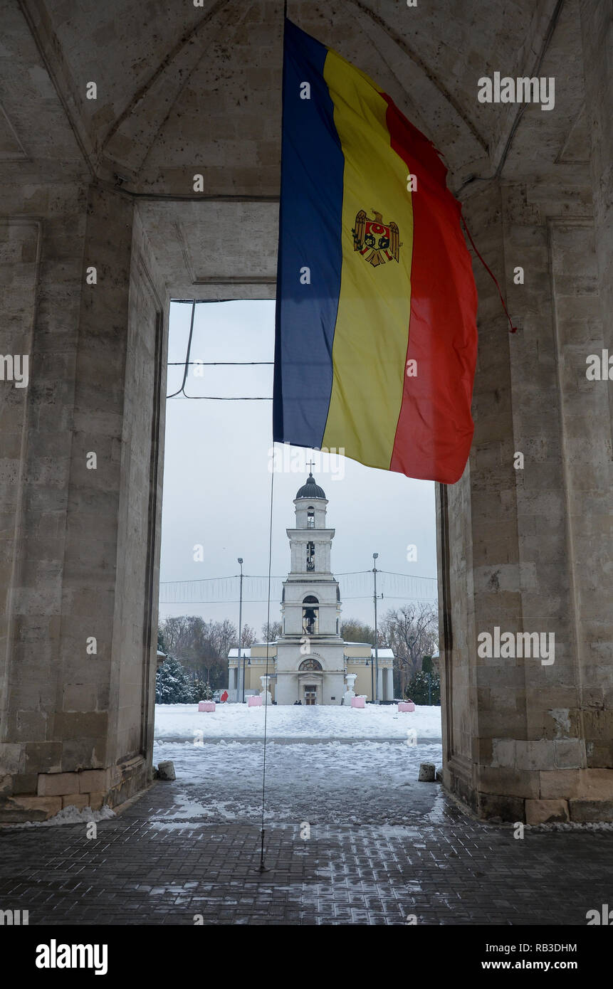 Bandiera della Moldova all'interno dell'Arco Trionfale (Arcul de Triumf), Cattedrale Park, Chisinau (chisinau), la Repubblica di Moldavia, Novembre 2018 Foto Stock