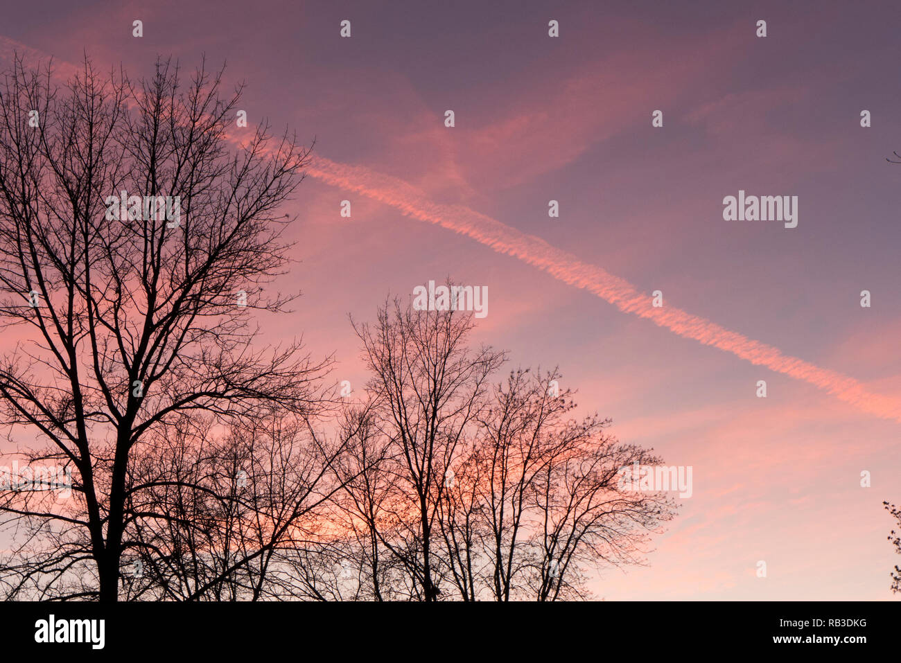 Drammatica del cielo della sera con jet sentieri. Foto Stock