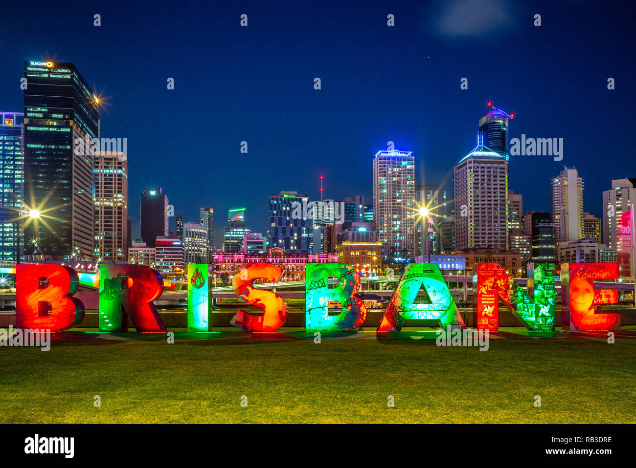 Brisbane, Australia - 25 dicembre 2018: skyline di Brisbane con il G20 segno di Brisbane al South Bank Foto Stock
