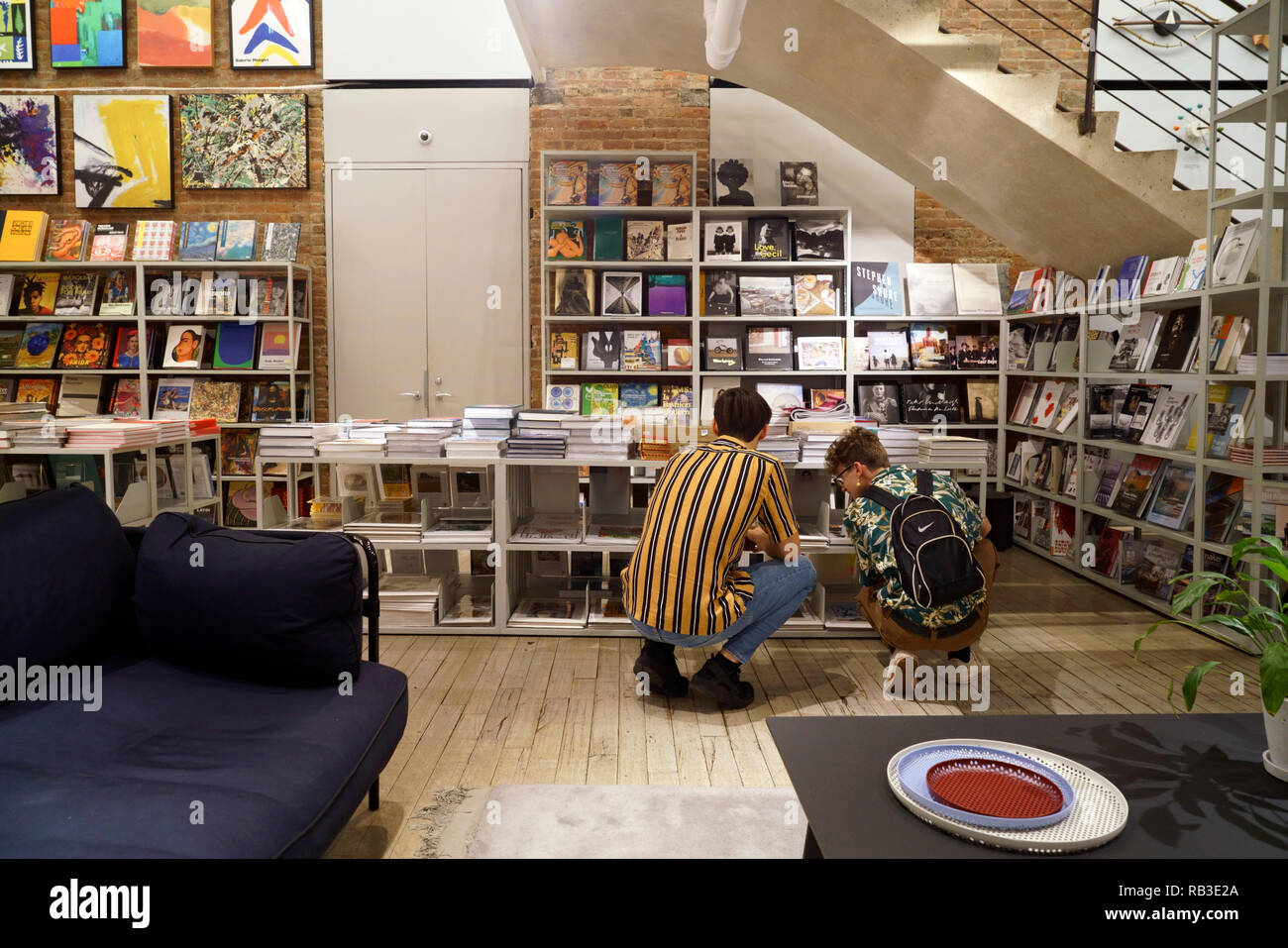 I clienti alla ricerca di libri di arte al MoMA Design Store di  Soho.Manhattan.New York City.NY.USA Foto stock - Alamy