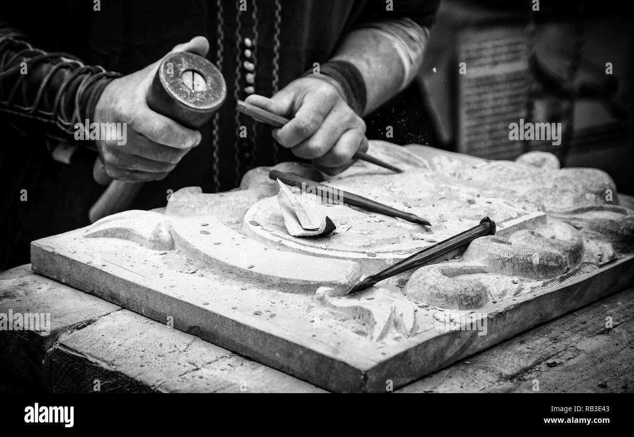 Il carving pietra in modo tradizionale, artigianato dettaglio, sagomando la pietra Foto Stock