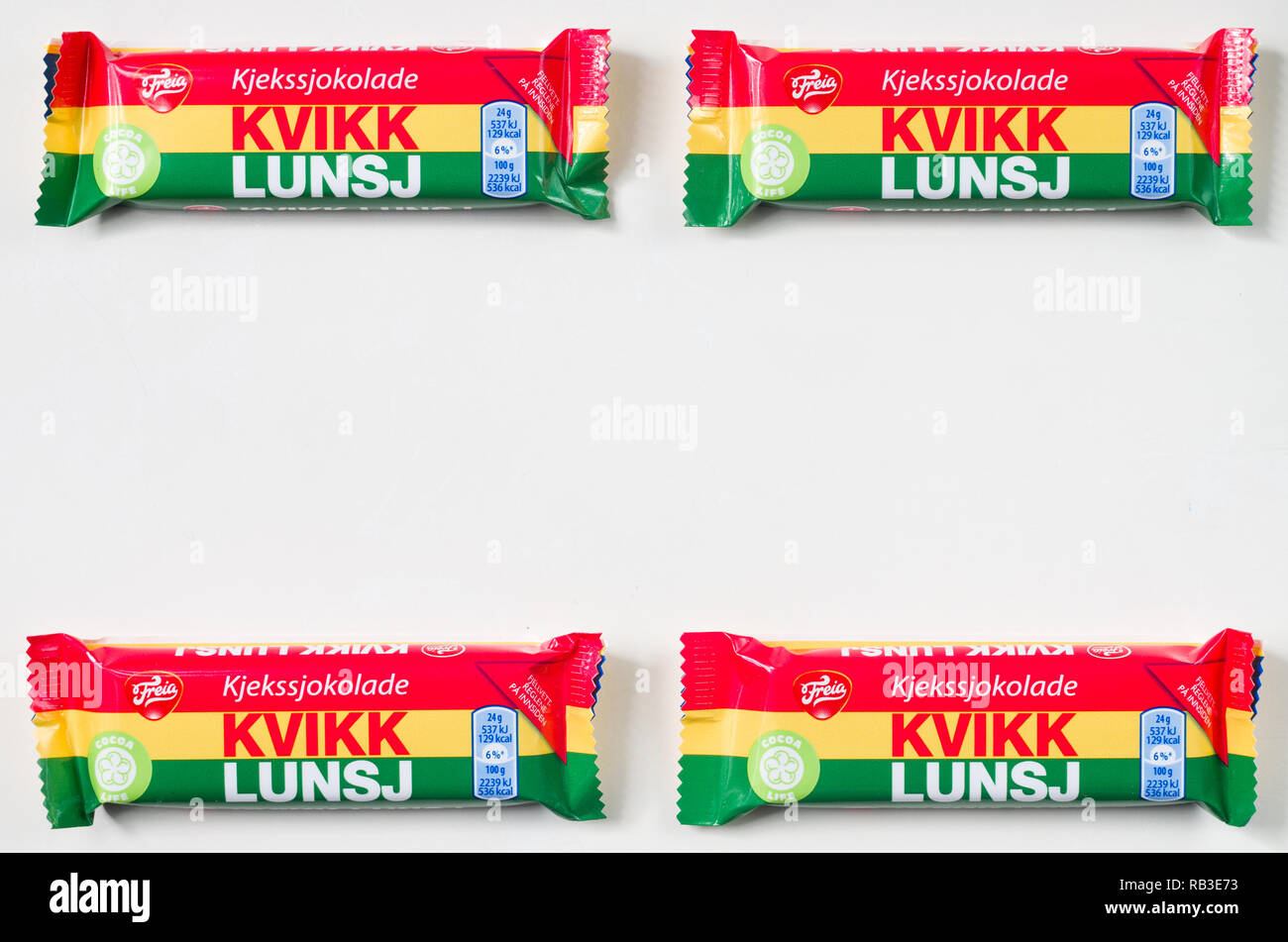 Tradizionale norvegese Kvikk Lunsj (versione più piccola) isolato su sfondo bianco. Foto Stock