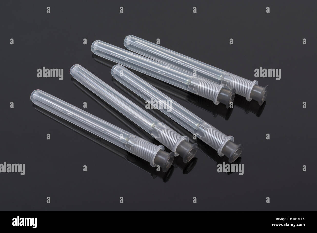 Primo piano degli aghi ipodermici. Specificamente il marchio BD Microlance - Grigio 22G 1 1 1/2' 0.7/40mm. Metafora NHS, inoculazione, influenza jab. Foto Stock