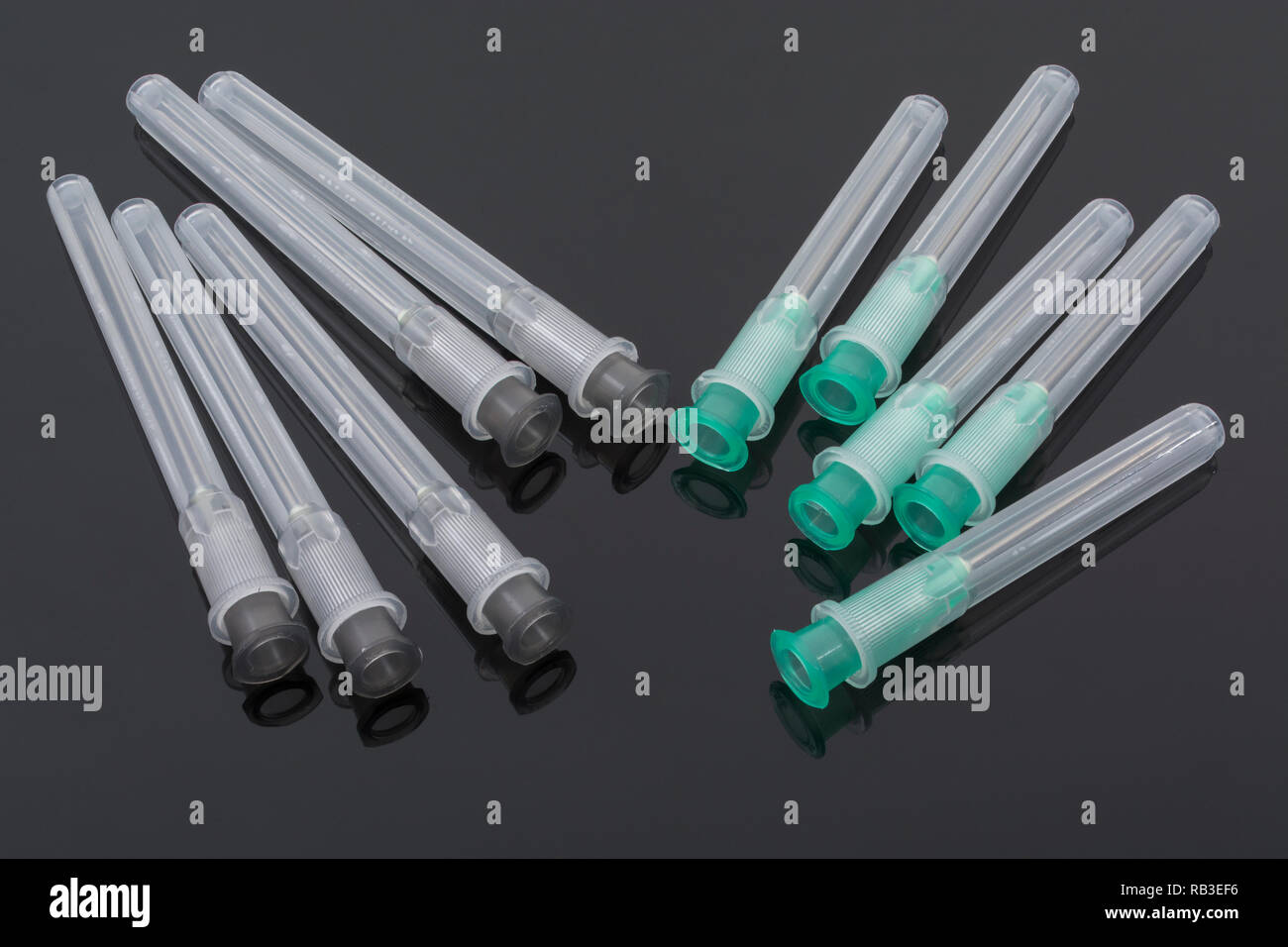 Primo piano aghi ipodermici. Specificamente il marchio BD Microlance - Verde 21G 1' / 0,8x25mm e Grigio 22G 1 1 1/2' 0.7/40mm. Metafora NHS, inoculazione, influenza jab Foto Stock
