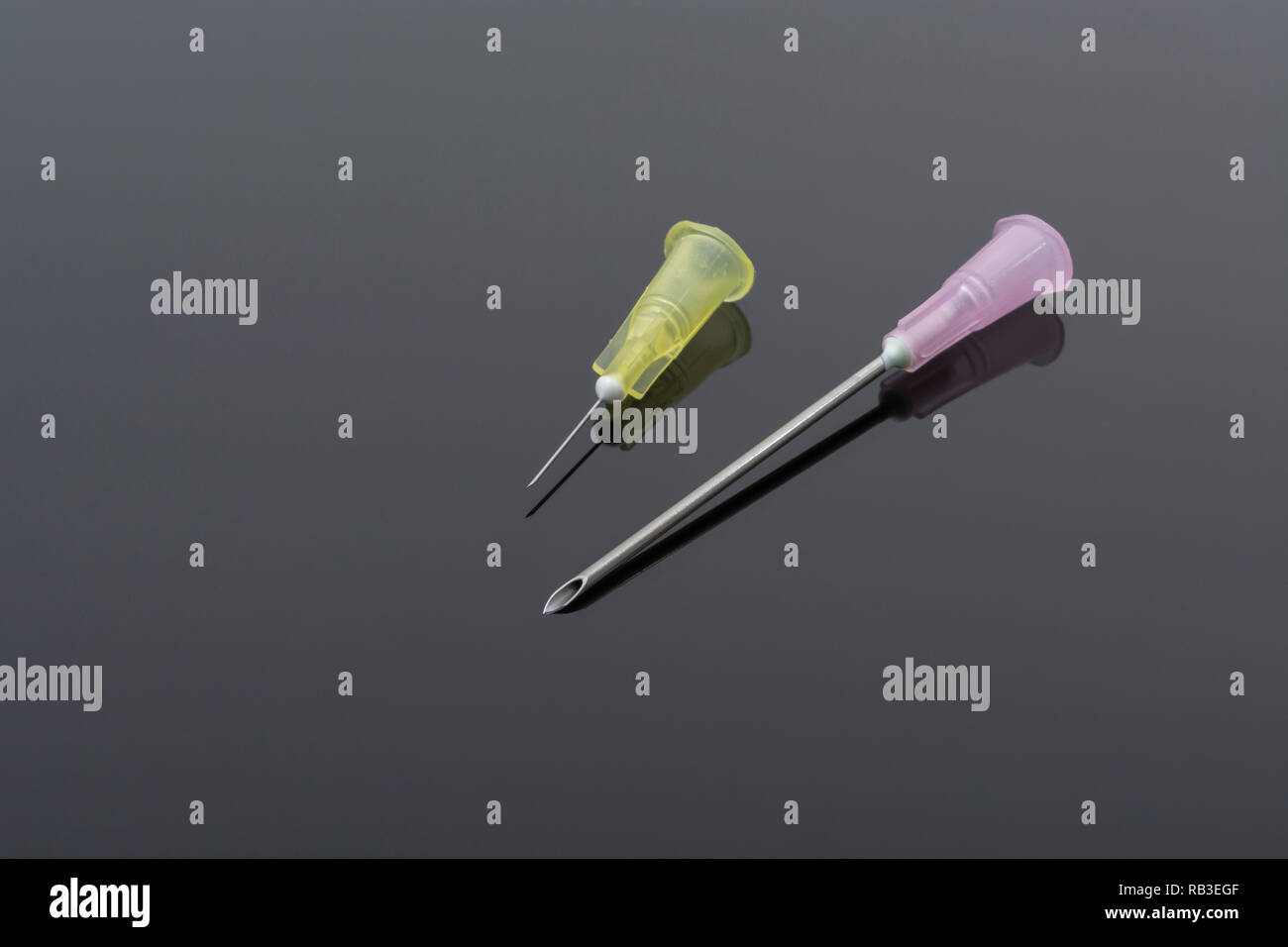 Primo piano degli aghi ipodermici. In particolare BD Microlance marchio-giallo chiaro 30G 1/2 0,3x13mm e rosa 18G 1 1 1/2' 1.2/40mm. Metafora NHS, inoculazione Foto Stock