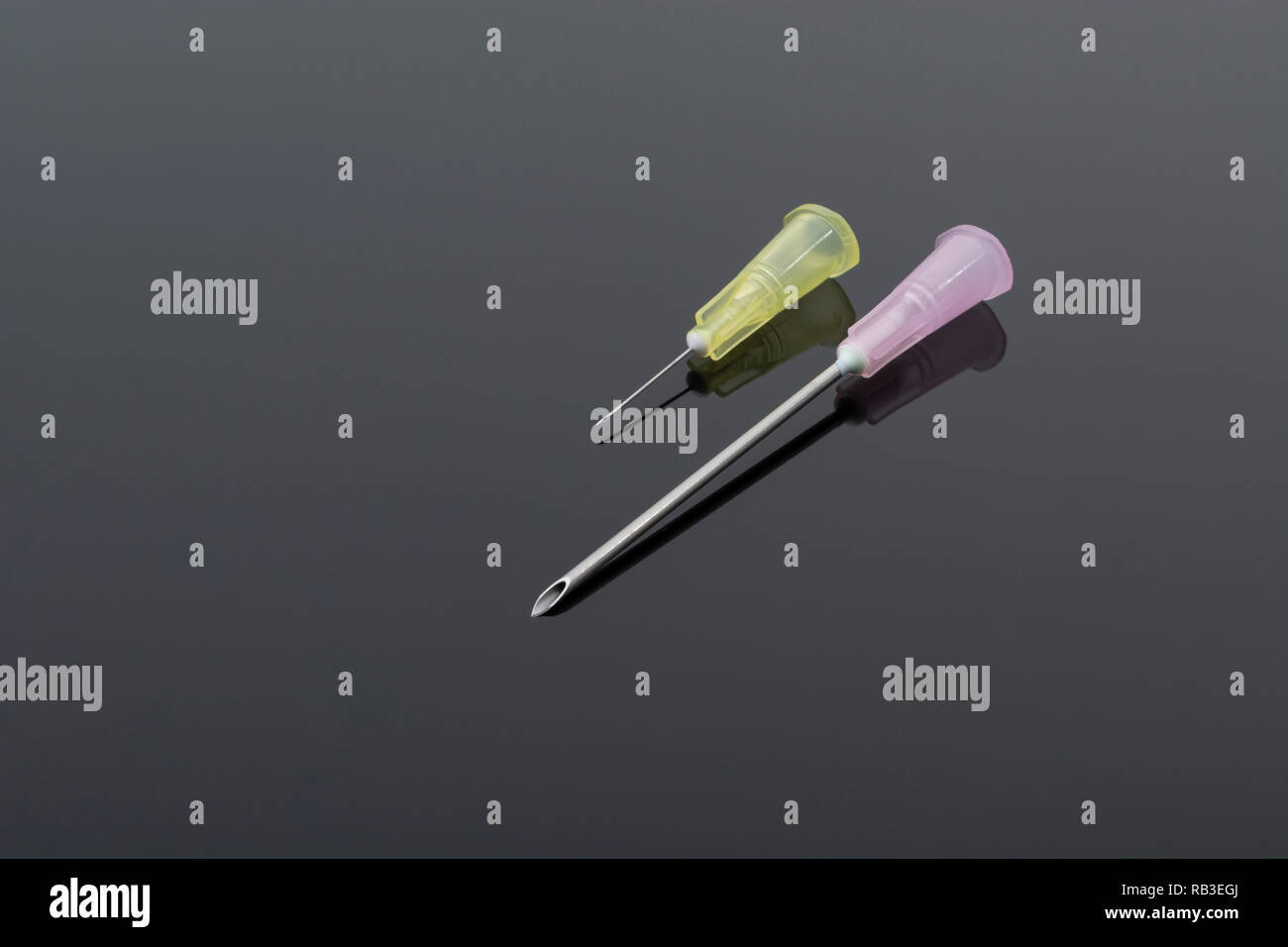 Primo piano degli aghi ipodermici. In particolare BD Microlance marchio-giallo chiaro 30G 1/2 0,3x13mm e rosa 18G 1 1 1/2' 1.2/40mm. Metafora NHS, inoculazione Foto Stock