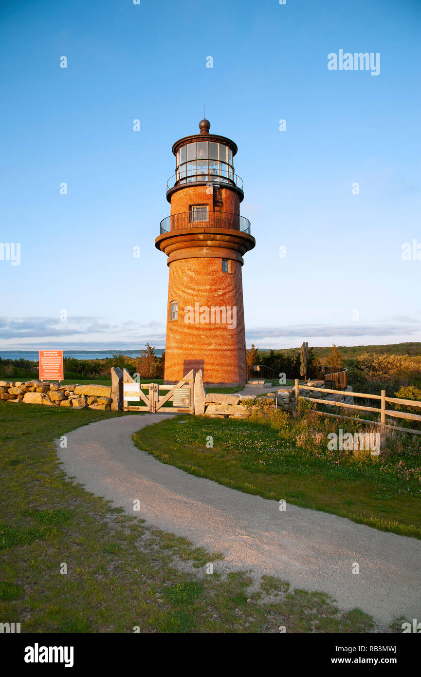 La torre in mattoni di Aquinnah faro, a cui si fa riferimento anche come Gay luce di testa, si siede su una collina sulla isola di Martha's Vineyard in Massachusetts. Foto Stock