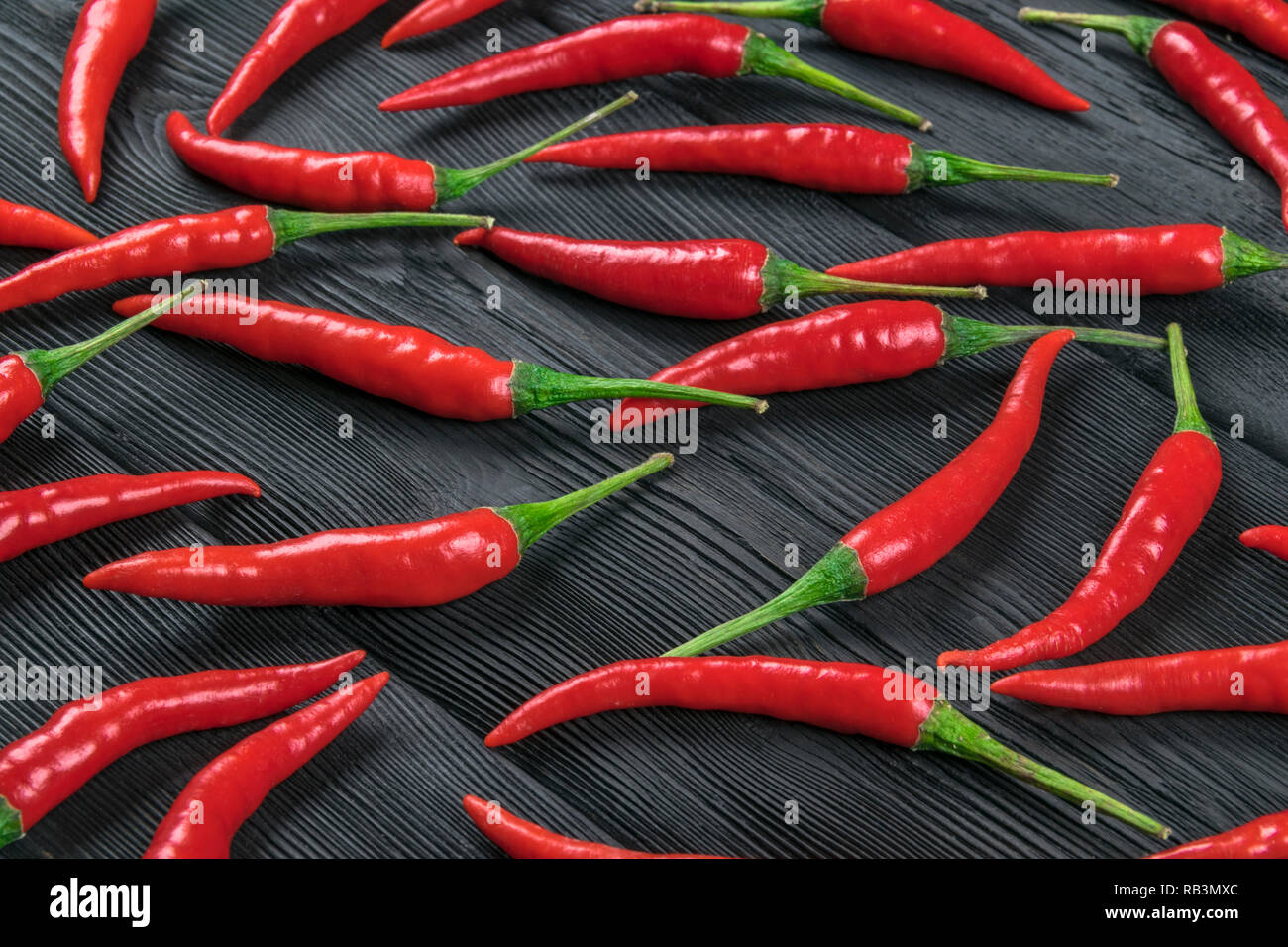 Peperoncino rosso sul legno scuro dello sfondo Foto Stock