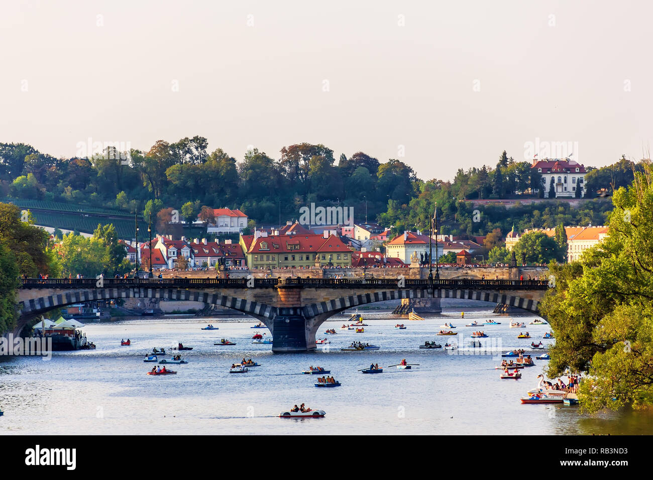 Pedalò nel fiume Moldava sotto il Ponte Manes e Charles b Foto Stock