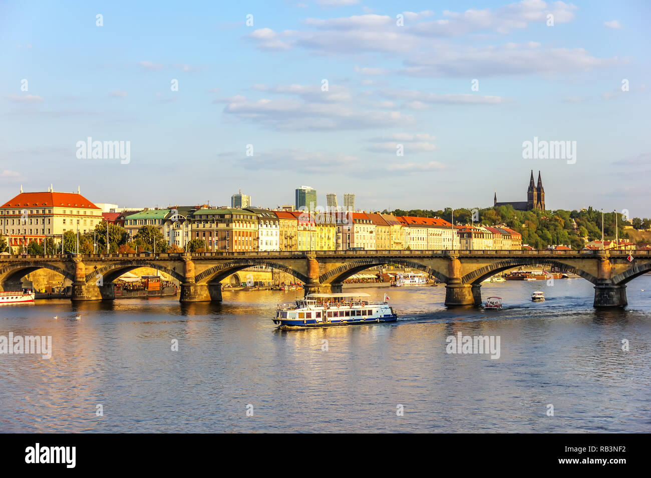 Ponte di Praga e vista sulla fortezza di Vysehrad Foto Stock