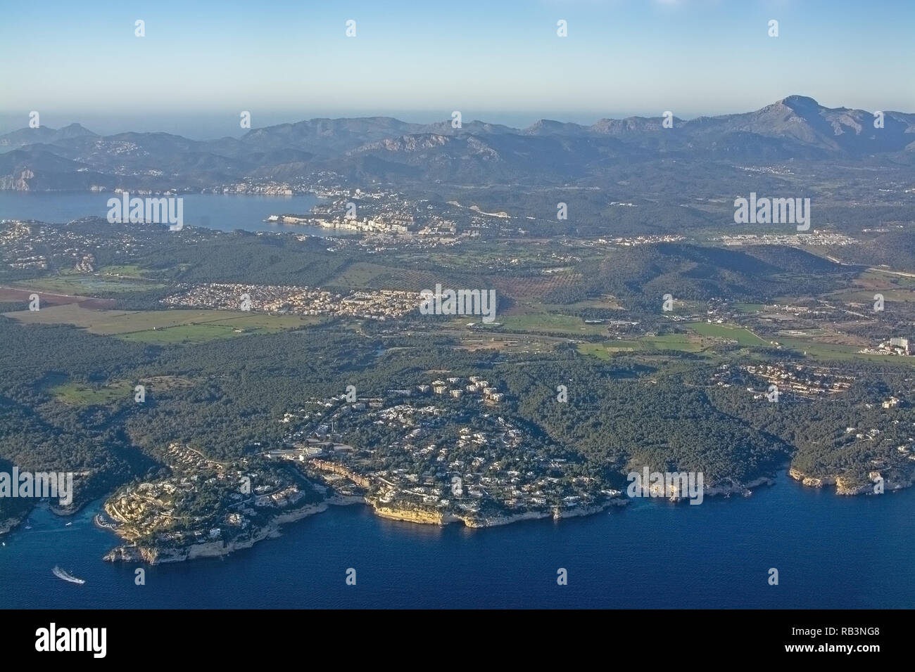 Il paesaggio costiero vista aerea su un bel pomeriggio di sole in a sudovest Mallorca, Spagna Foto Stock