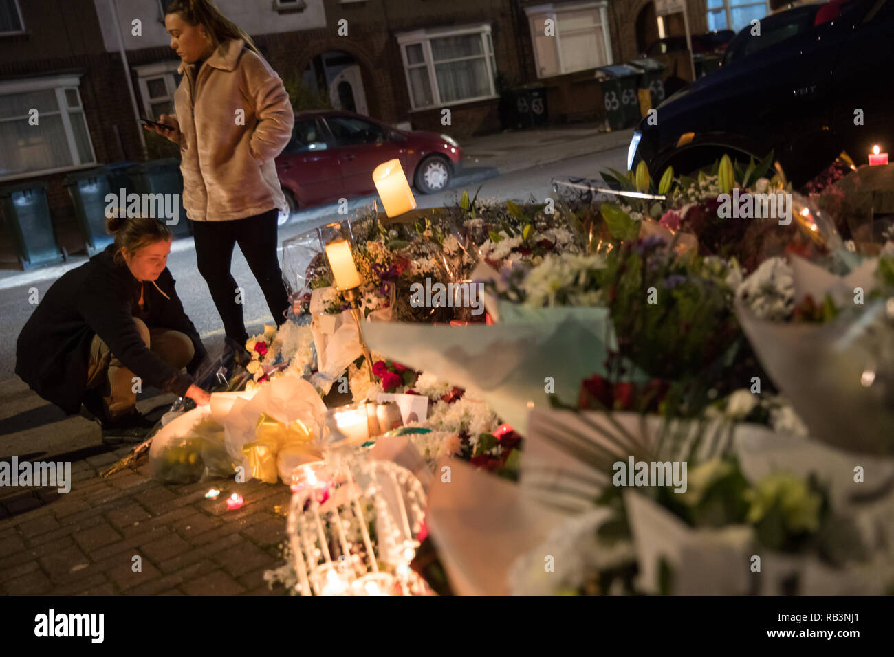 Omaggi floreali sono a sinistra a una casa in Burnaby Road a Coventry durante una veglia, dopo che la polizia fatalmente shot un uomo durante un 'intelligence' funzionamento venerdì. Foto Stock