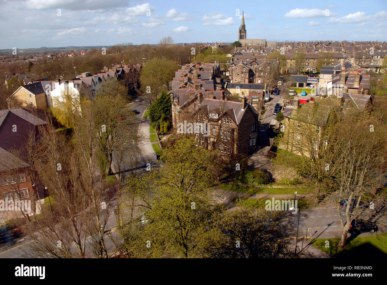 Zona residenziale, con la chiesa con il campanile in distanza, Harrogate, nello Yorkshire, Inghilterra Foto Stock