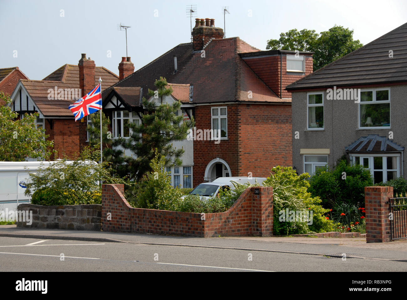 Smart house visualizzando con orgoglio la bandiera europea in banchina, Swanwick, Derbyshire, Inghilterra Foto Stock