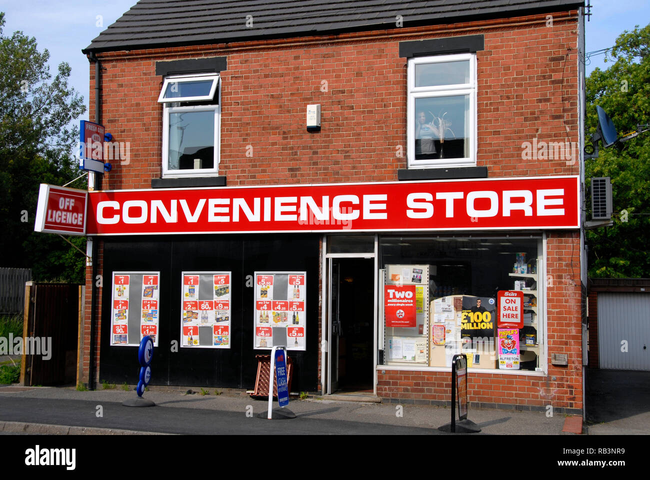 Staccato di shop contrassegnato come "Convenience Store', Swanwick, Derbyshire, Inghilterra Foto Stock