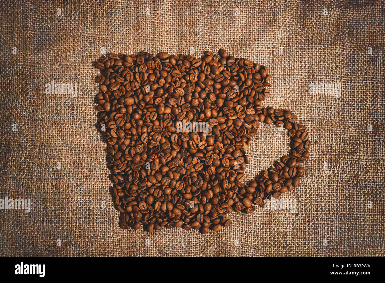 Immagine di una tazza di caffè a base di fagioli sulla scheda Foto Stock