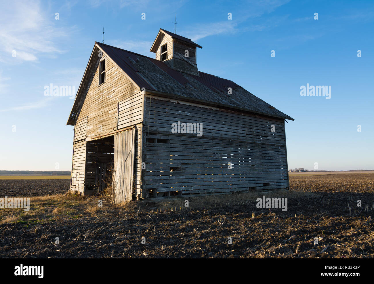 Weathered vecchio fienile in legno in campo aperto su un pomeriggio  d'inverno. LaSalle County, Illinois, USA Foto stock - Alamy