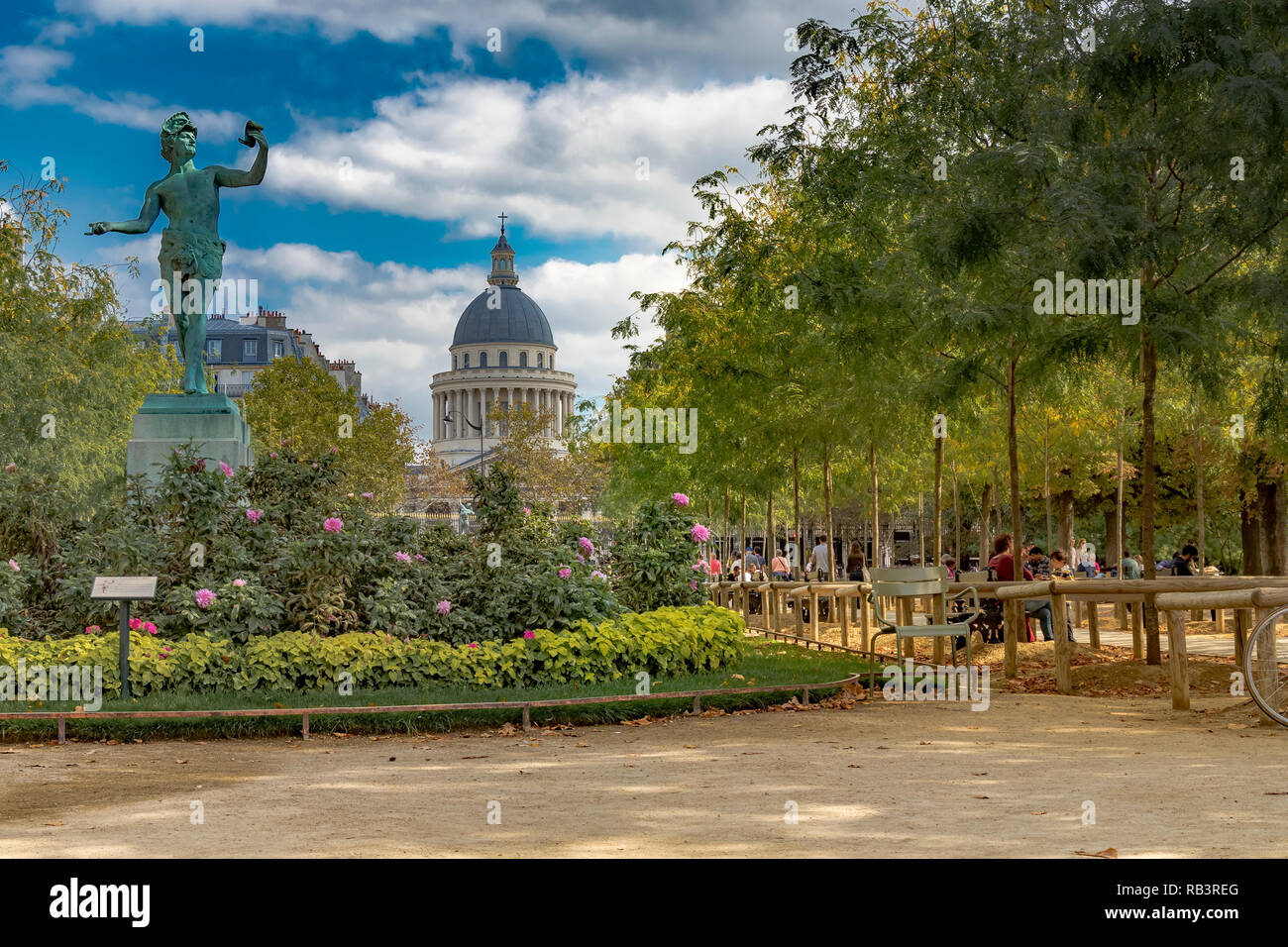 Statua dell'attore greco con la cupola del Pantheon di distanza nel Jardin du Luxembourg , Parigi Foto Stock