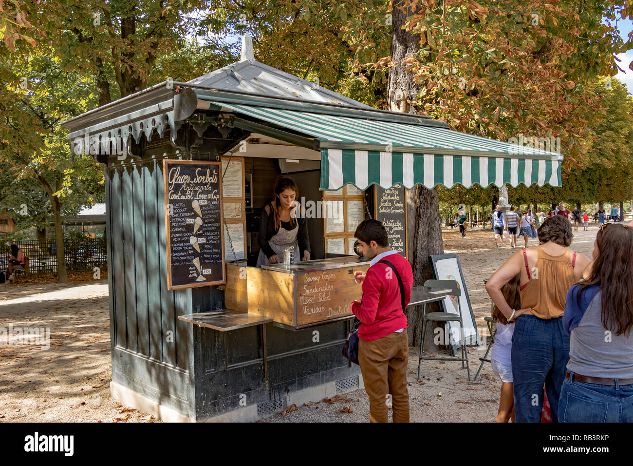 Una linea di persone che si accodano in un chiosco di rinfresco in una giornata estiva nel Jardin du Luxembourg, Parigi, Francia Foto Stock