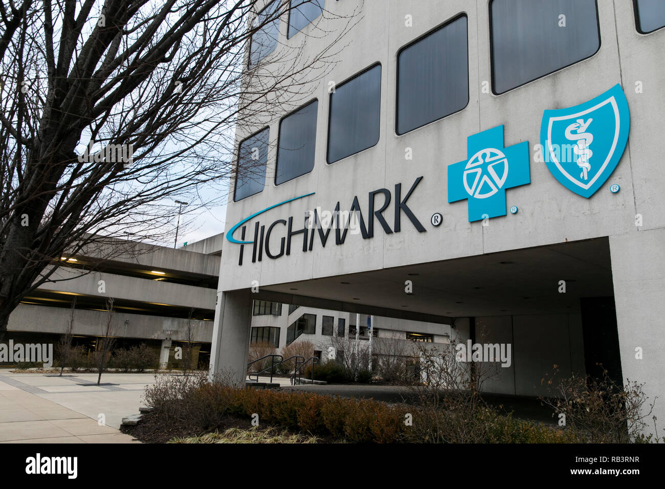 Un segno del logo al di fuori di una struttura occupata da Highmark Blue Cross Blue Shield in Wilkes-Barre, Pennsylvania, il 29 dicembre 2018. Foto Stock